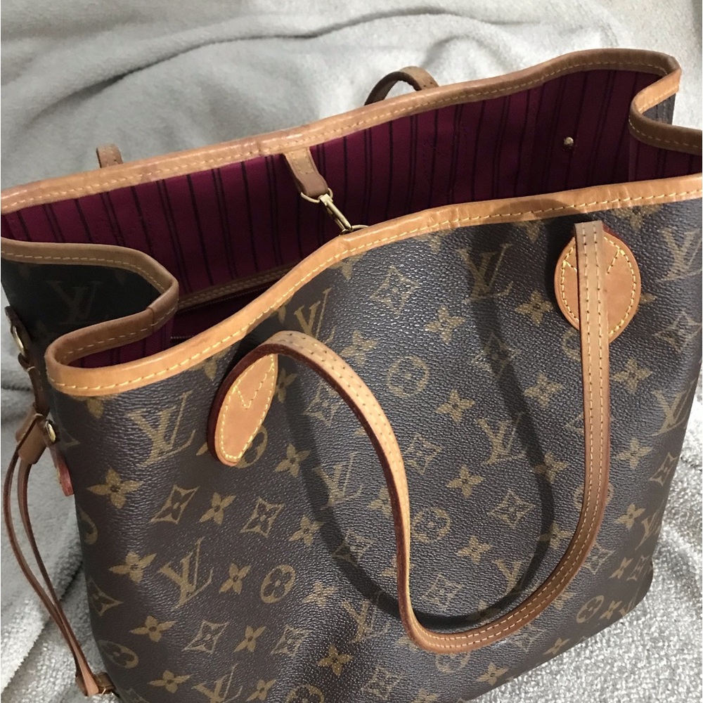 Louis Vuitton Neverfull MM Monogram with cherry interior